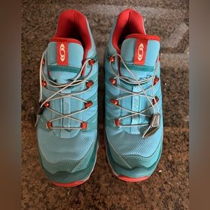 womans salomon size 9.5 hiking shoes